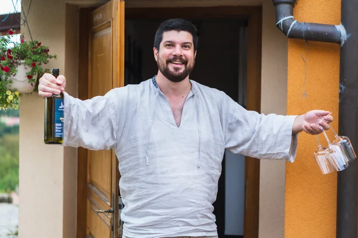 Jaromír vítá hosty s lahví a sklenkou